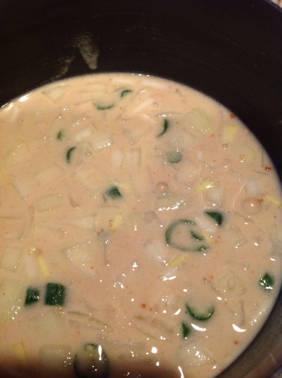 Add a little salt & a pinch of red chilly powder, if desired. Keep aside for 5 mins.