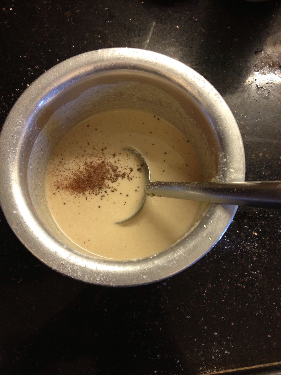 Add a pinch of cinnamon powder. Mix and let it rest for 10 minutes while you shred the apples.