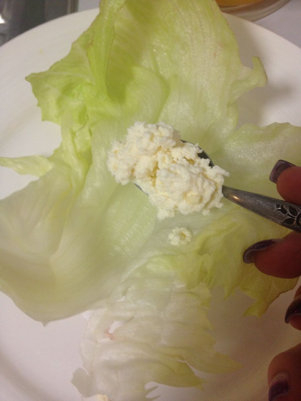 Add a spoon of ricotta to the lettuce cup