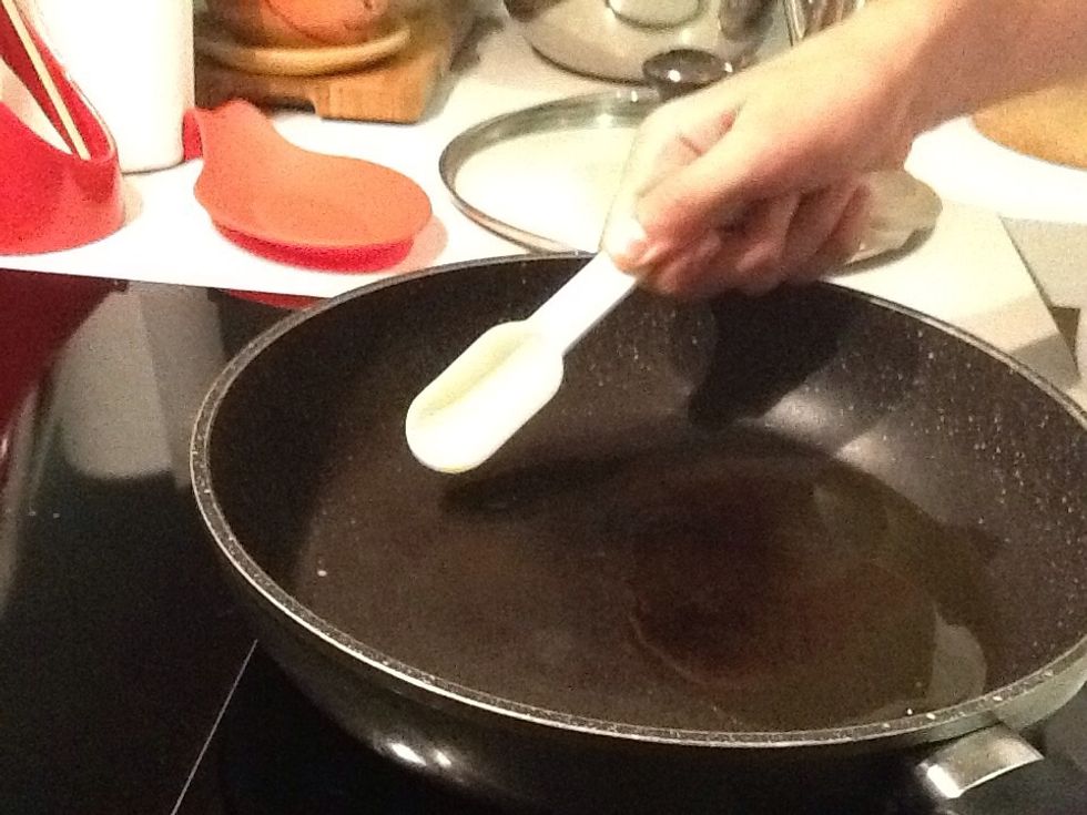 Add a tablespoon of oil to the frying pan and heat.