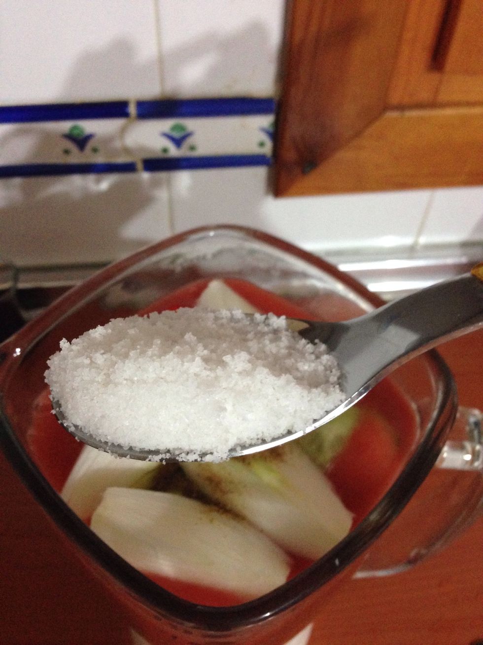 Add a teaspoon of salt ( a\u00f1adir una cucharadita de sal )