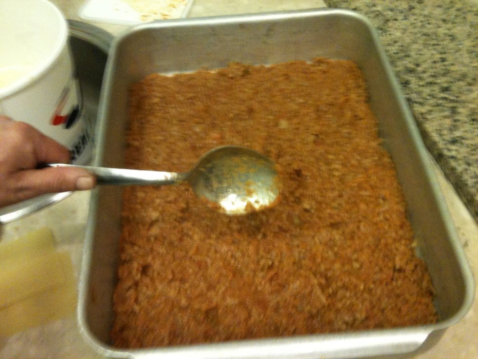Add a thick layer of bolognese sauce.