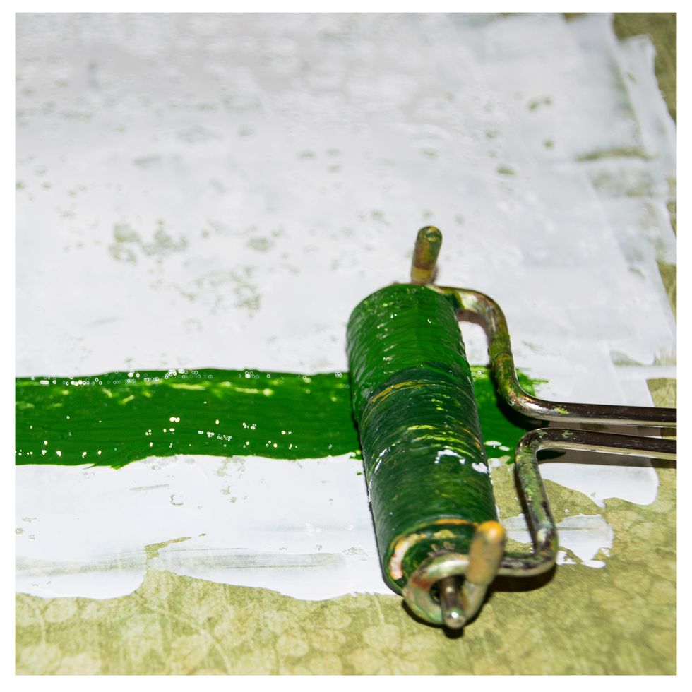 Add a thin line of green acrylic paint at the bottom of the gesso (a coupke of cm. from the bottom).