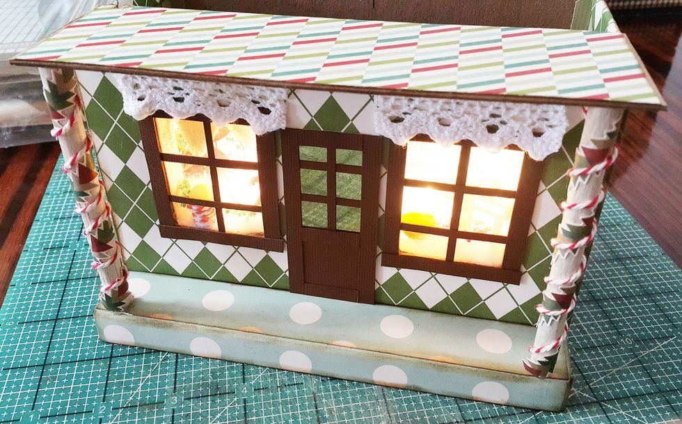 Add a top for the front part of the shop, left the back for storage, chipboard measured 7-1/8"x2-1/8" covered with papers on both sides, adhere the shop on with strong glue, the wooden sticks as well.