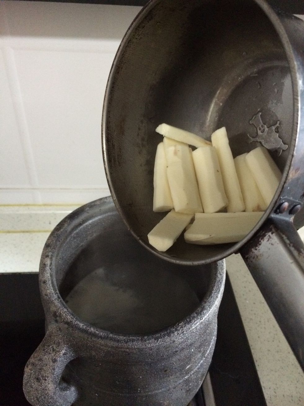 Add about yam after boiling 6 minutes.