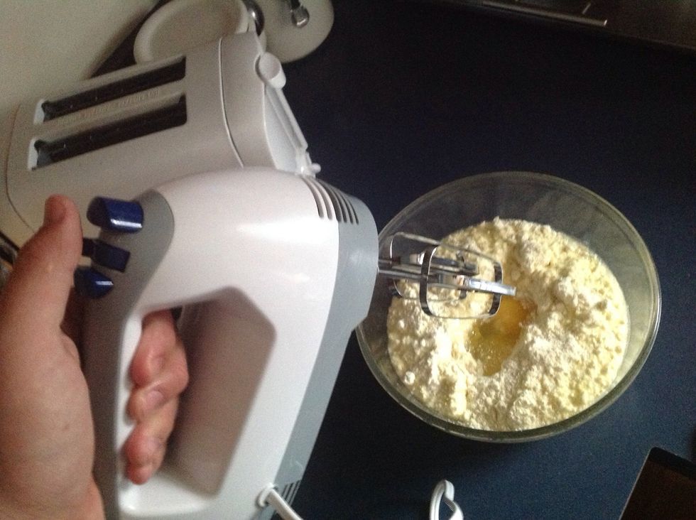 Add all ingredients into mixing bowl according to cake mix.
