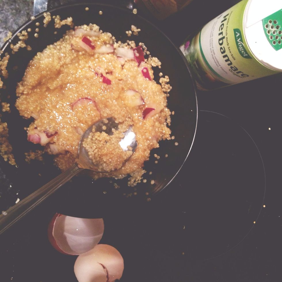Add all quinoa, vegetables, egg (and meat/fish) to a bowl and blend together. (Do NOT add the cheese or tomatoes). You can also add some spices, I used Herbamare and cayenne pepper.