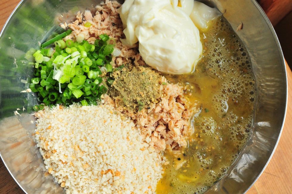 Add all the ingredients to a bowl, including the 2nd teaspoon of the seasoning and the pepper. Mix gently until everything is combined.