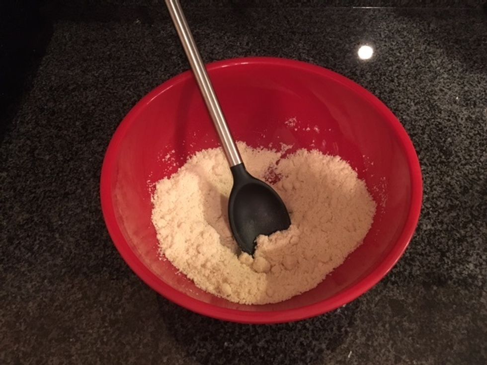 Add almond flour, coconut flour, baking soda, and salt in a mixing bowl and stir