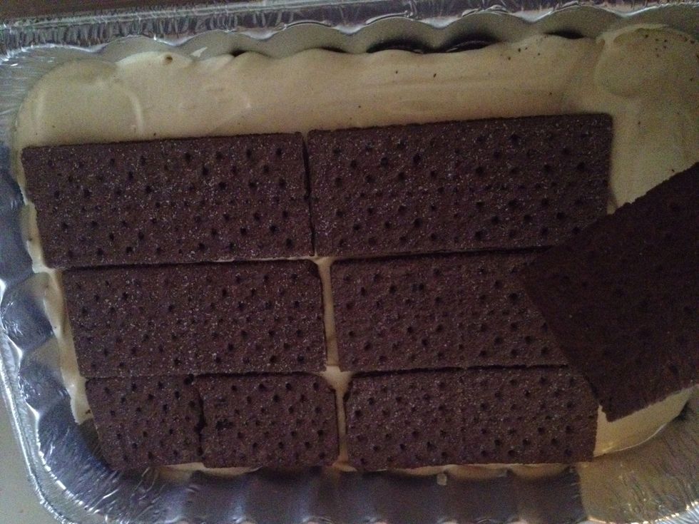 Add another layer of graham crackers.