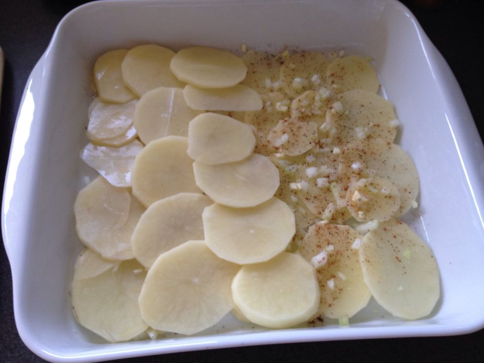Add another layer of potatoes, onion, garlic, salt, pepper and nutmeg. Repeat untill you have used all the slices of potatoes. Bit like making lasagna \ud83d\ude0a