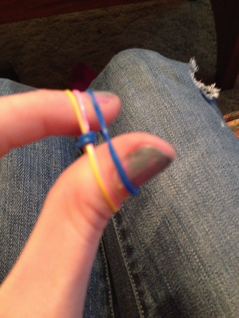 Add another rubber band of the same color on top.