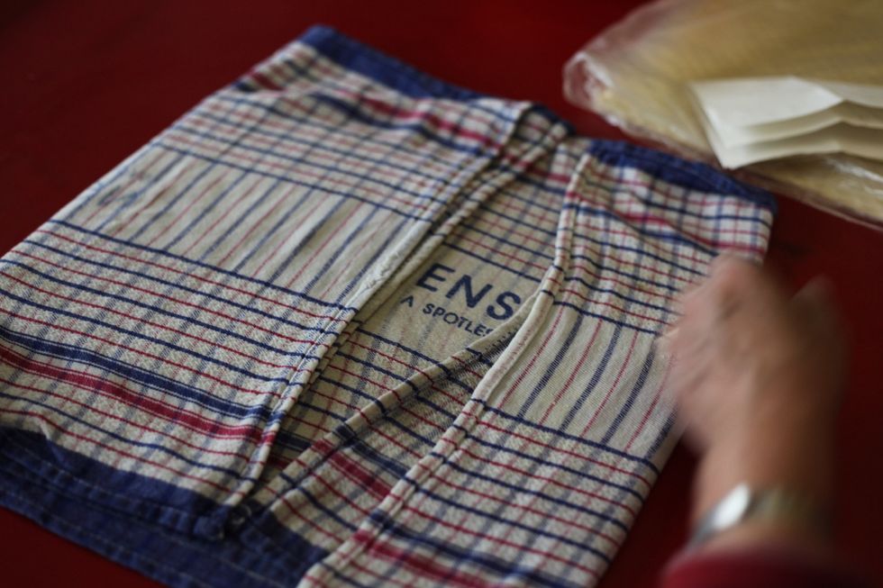 Add another waffle and another towel, another waffle and another towel. 5 waffle sheets between 10 wet towels. 20 minutes they should be ready.