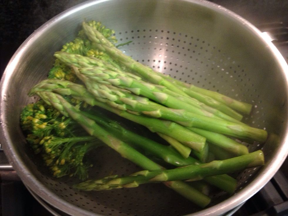 Add any greens which take less time to cook such as asparagus and put the tin foil back on to trap in the steam. Leave to cook for another 3 mins