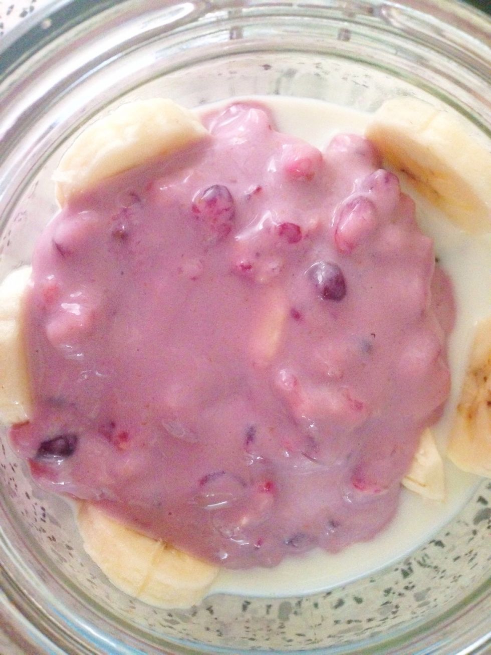 Add banana and the smoothie to the oats.