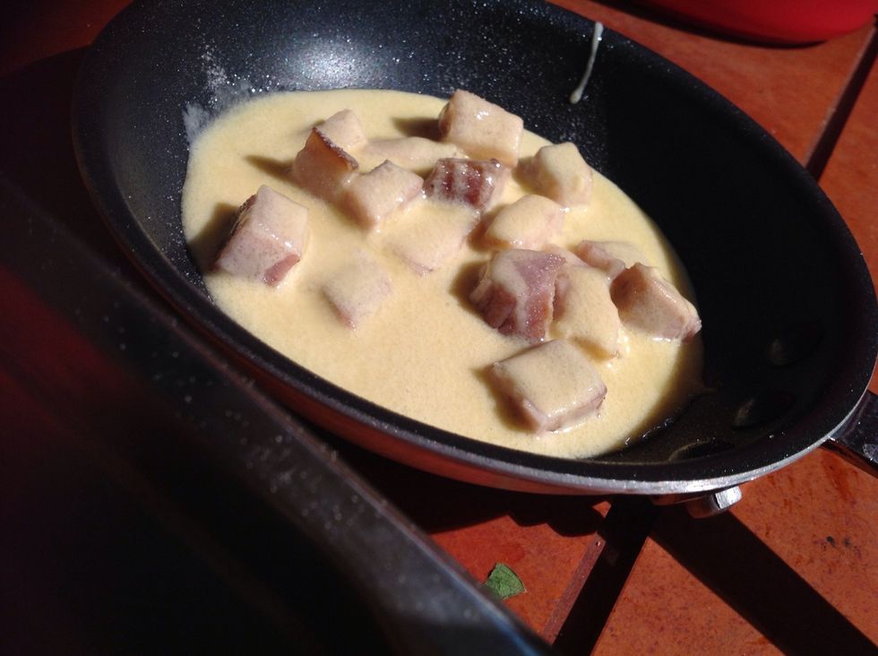 Add batter, dust with sugar