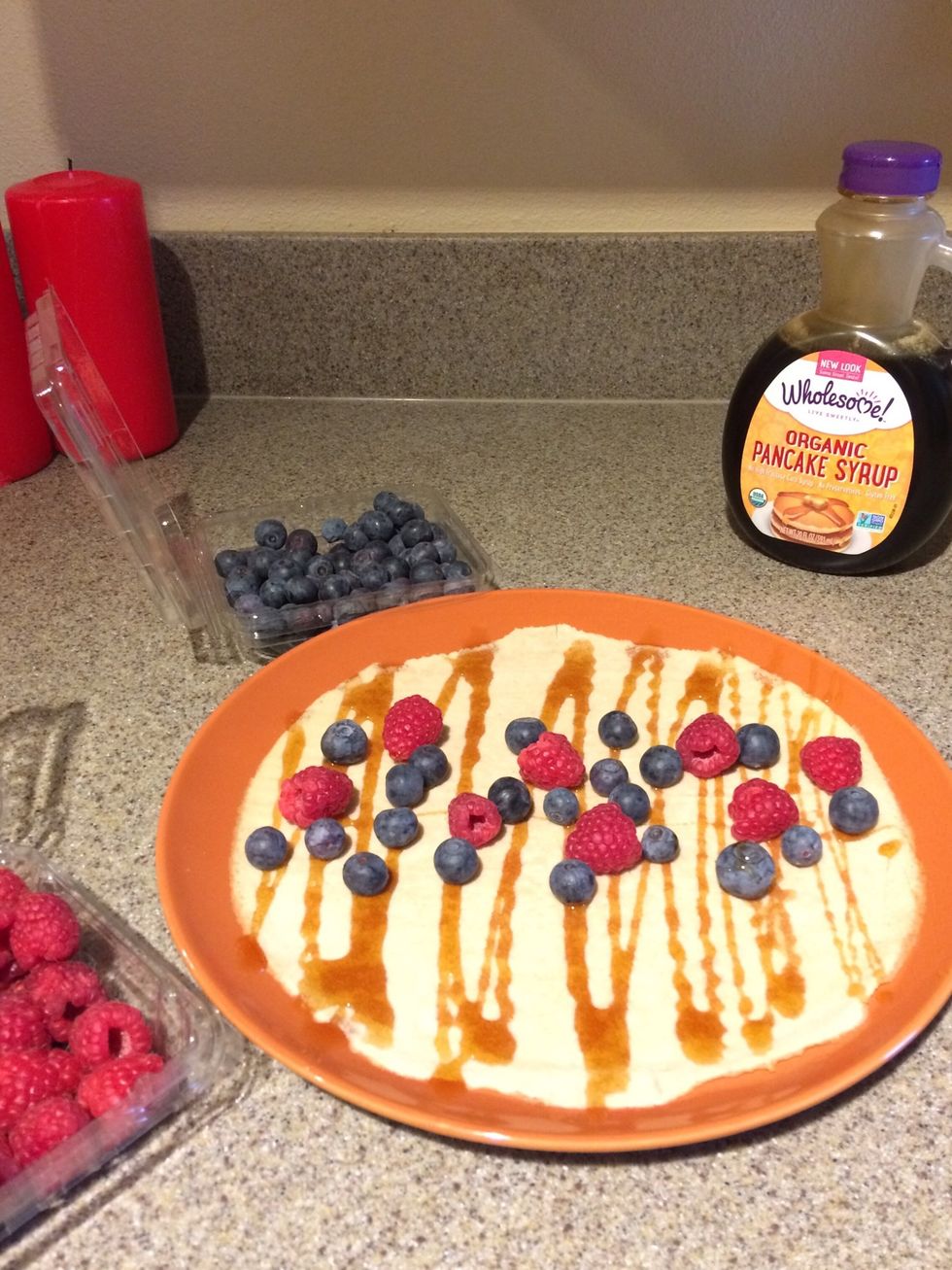 Add berries to your liking. Avoid adding too many berries, you may not be able to fold your Cr\u00eape if there are too many.