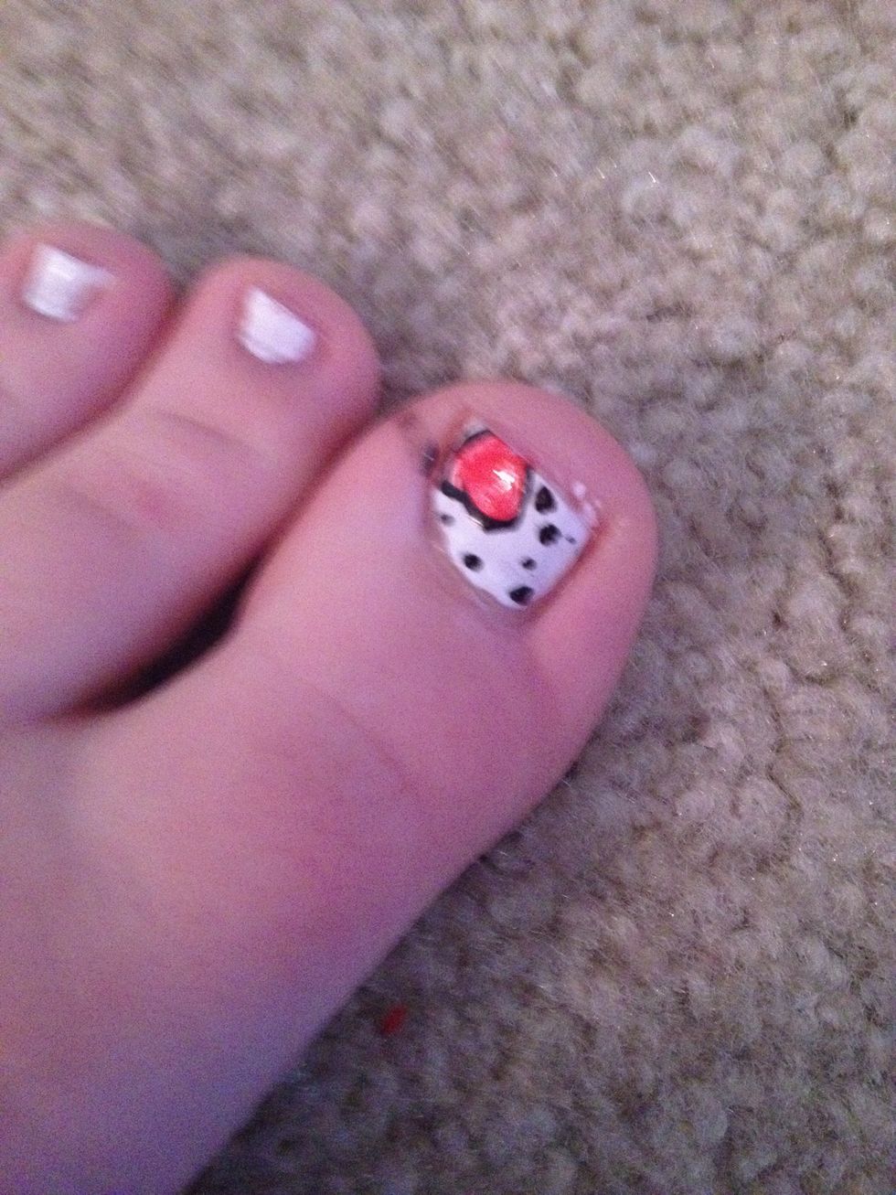 Add black dots to the big toe.