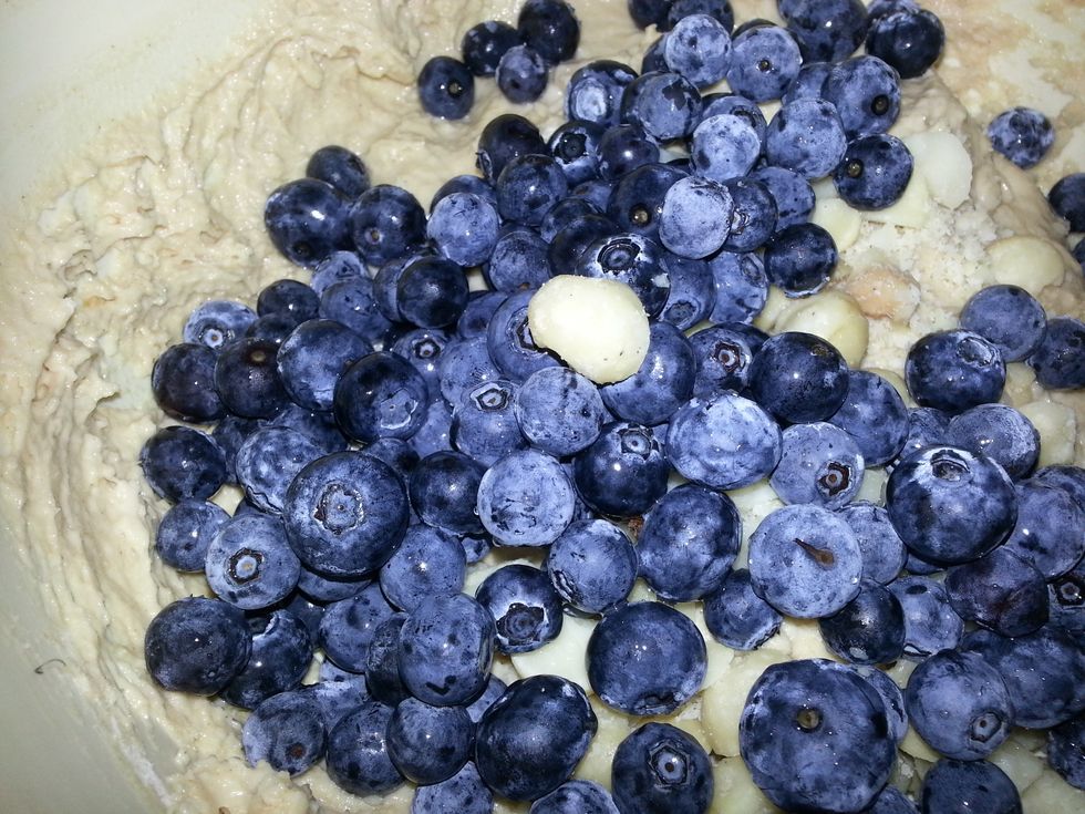 Add blueberries and the remaining 3 tablespoons nuts; stir just to combine.