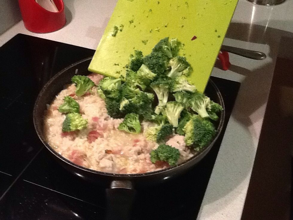 Add broccoli to rice and chicken mixture. Stir, cover with a lid, cook for a further 5 minutes.
