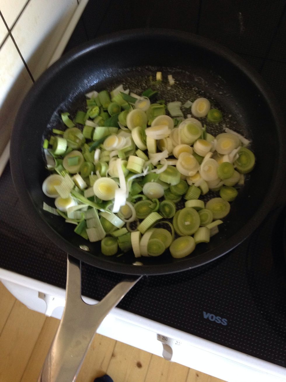 Add butter to a frying pan. Add leeks and fry till they are golden. Put in a bowl to cool.