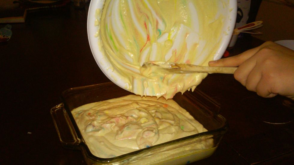 add cake batter into plate/tray