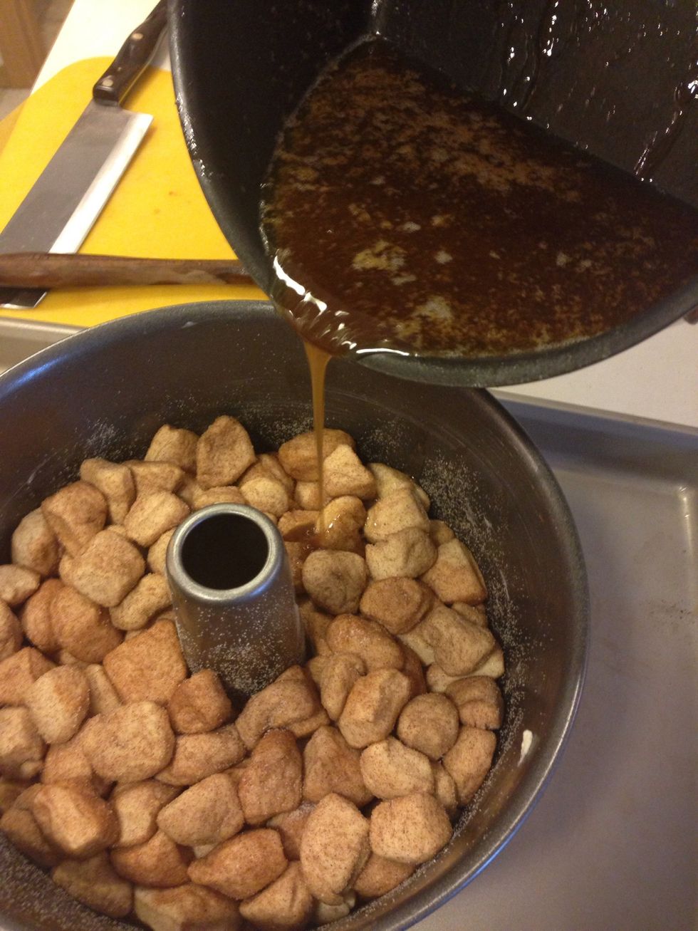 Add caramel all around and shake a bit again to distribute the caramel throughout