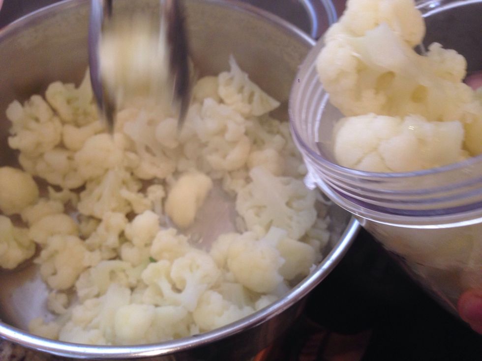 Add Cauliflower pieces into a blender or food processor. www.foodbox.tv