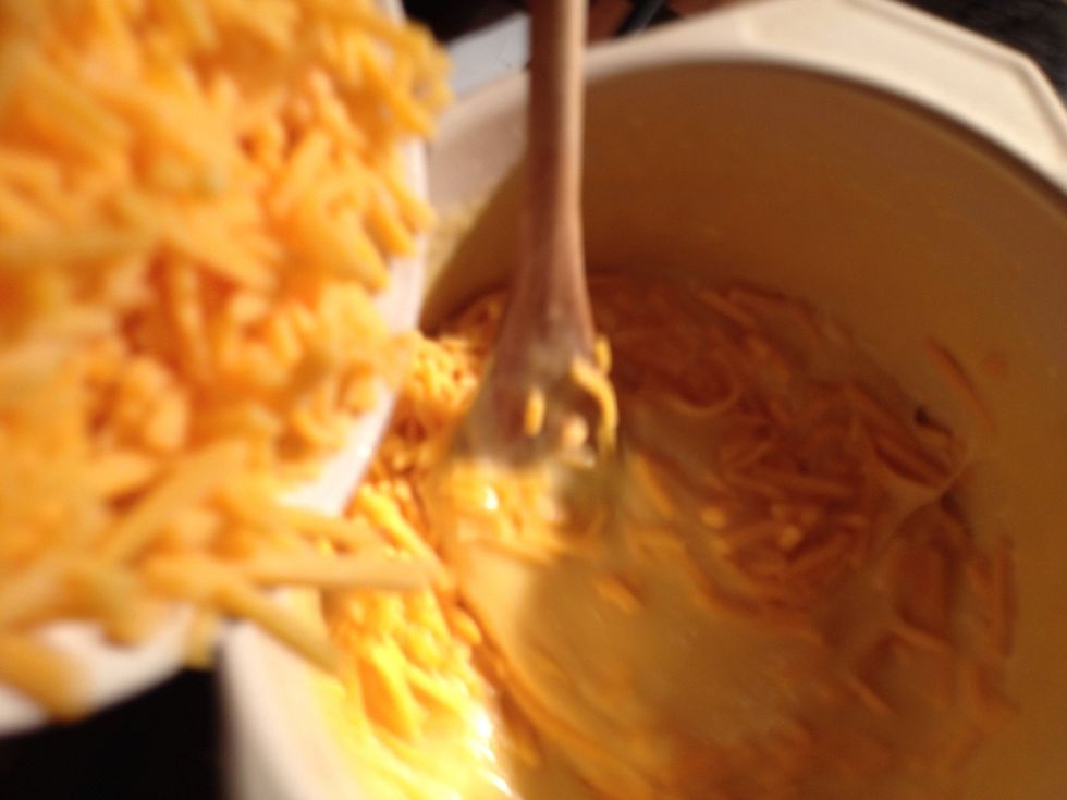 Add cheese, garlic and pepper. Once the molten mixture, mix the cornstarch in water. Stir the cornstarch into the cheese. Mix well to make it homogeneous.