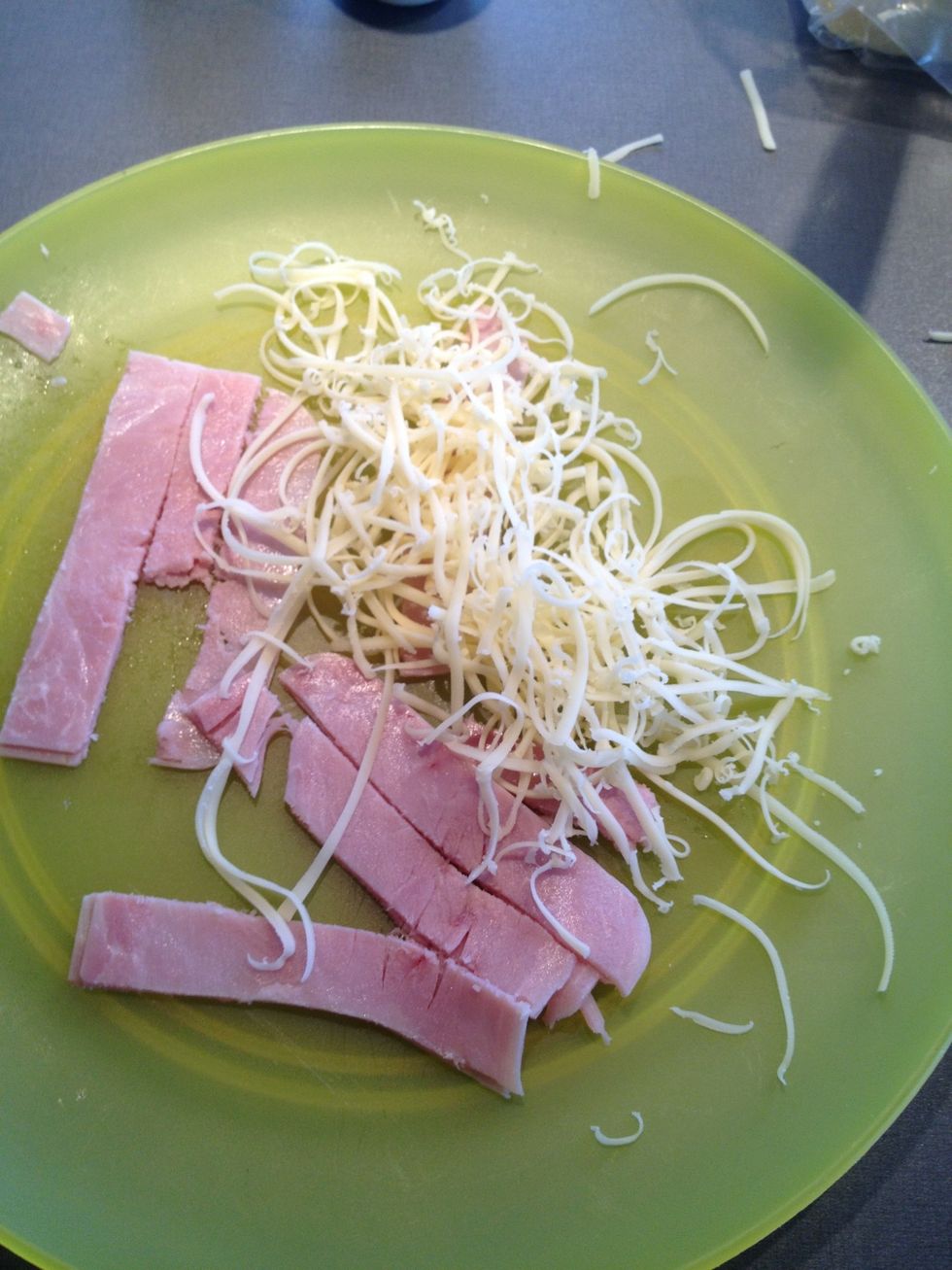 Add cheese, ham, tomato, paprika and onion.