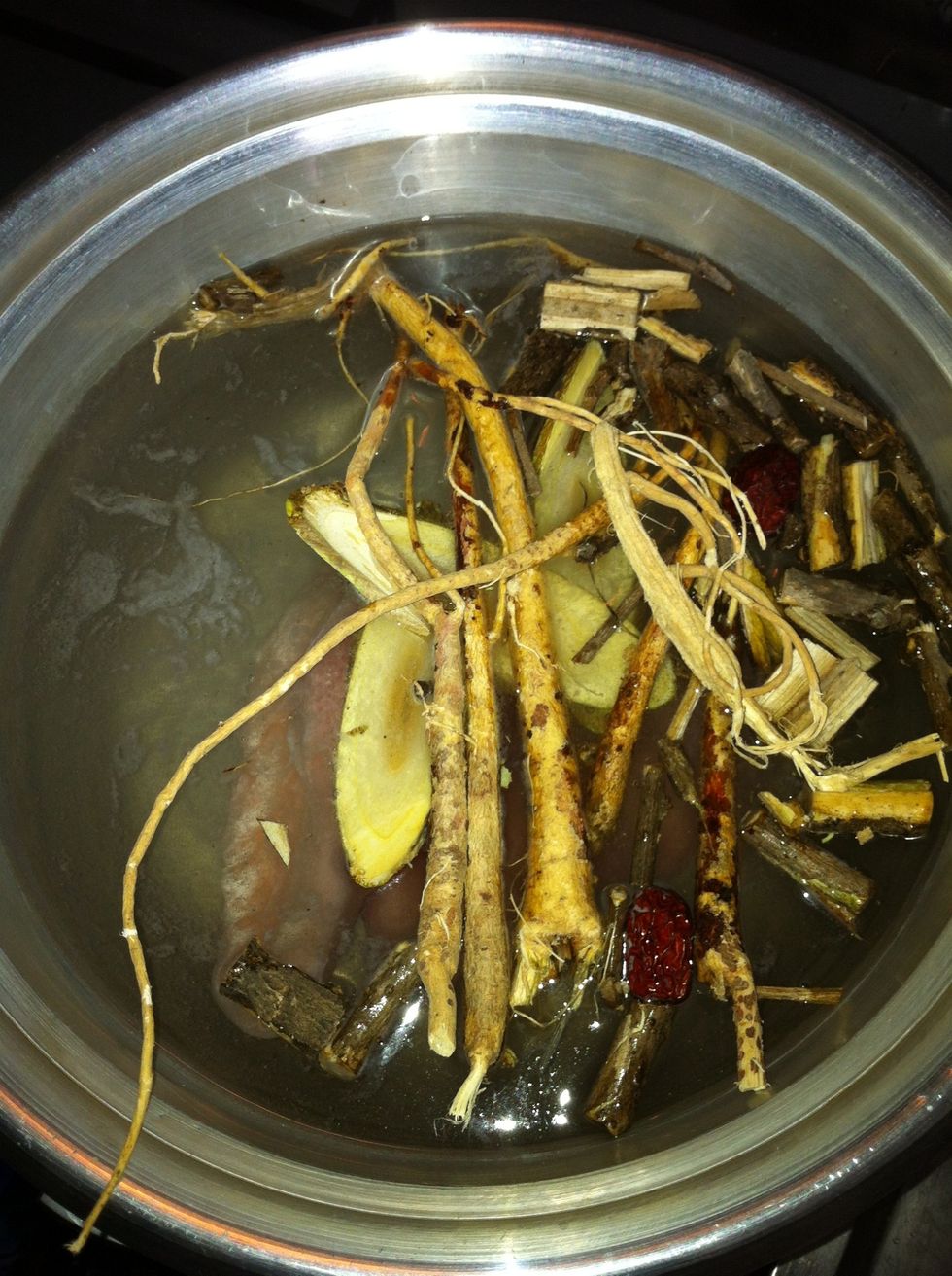 Add chicken breast and samgyetang spices (jujubes, ginseng, wood, garlic) to 5 liters of water. Bring to boil and simmer.