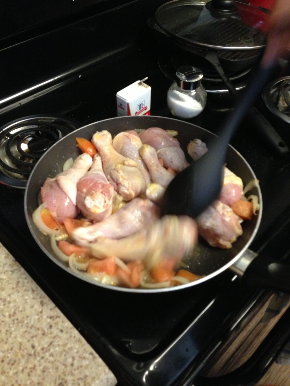 Add chicken to gisa, pepper, salt