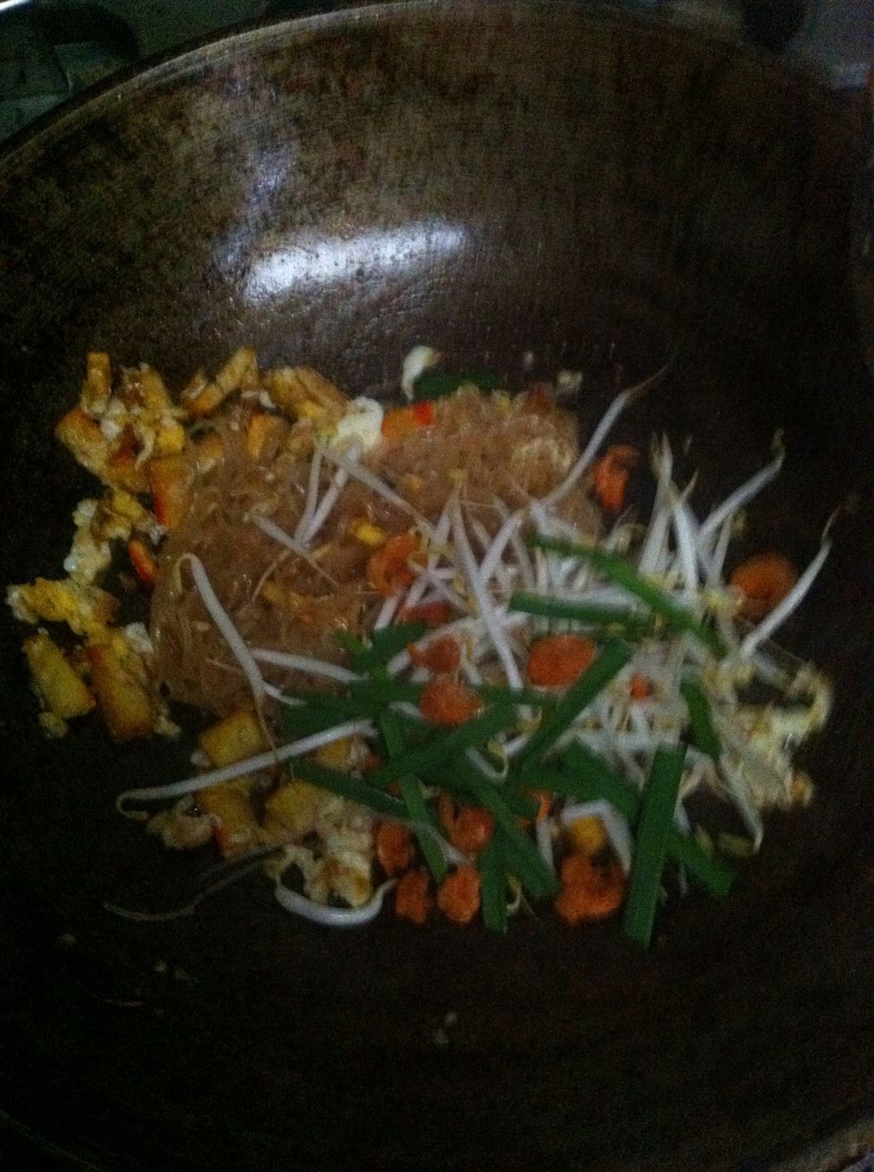 Add Chinese leeks, dried shrimp and Bean sprouts. Stir-fired a few sec.