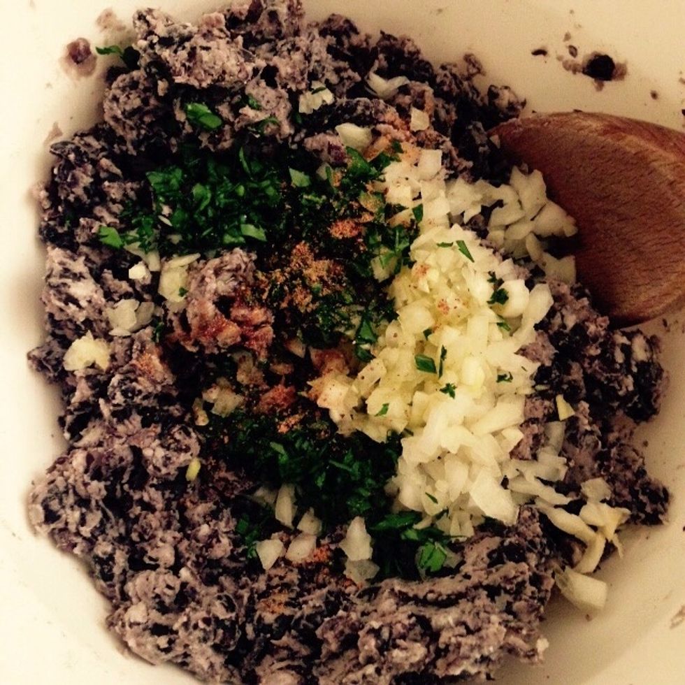 Add chopped onion and parsley, season with the ground nutmeg