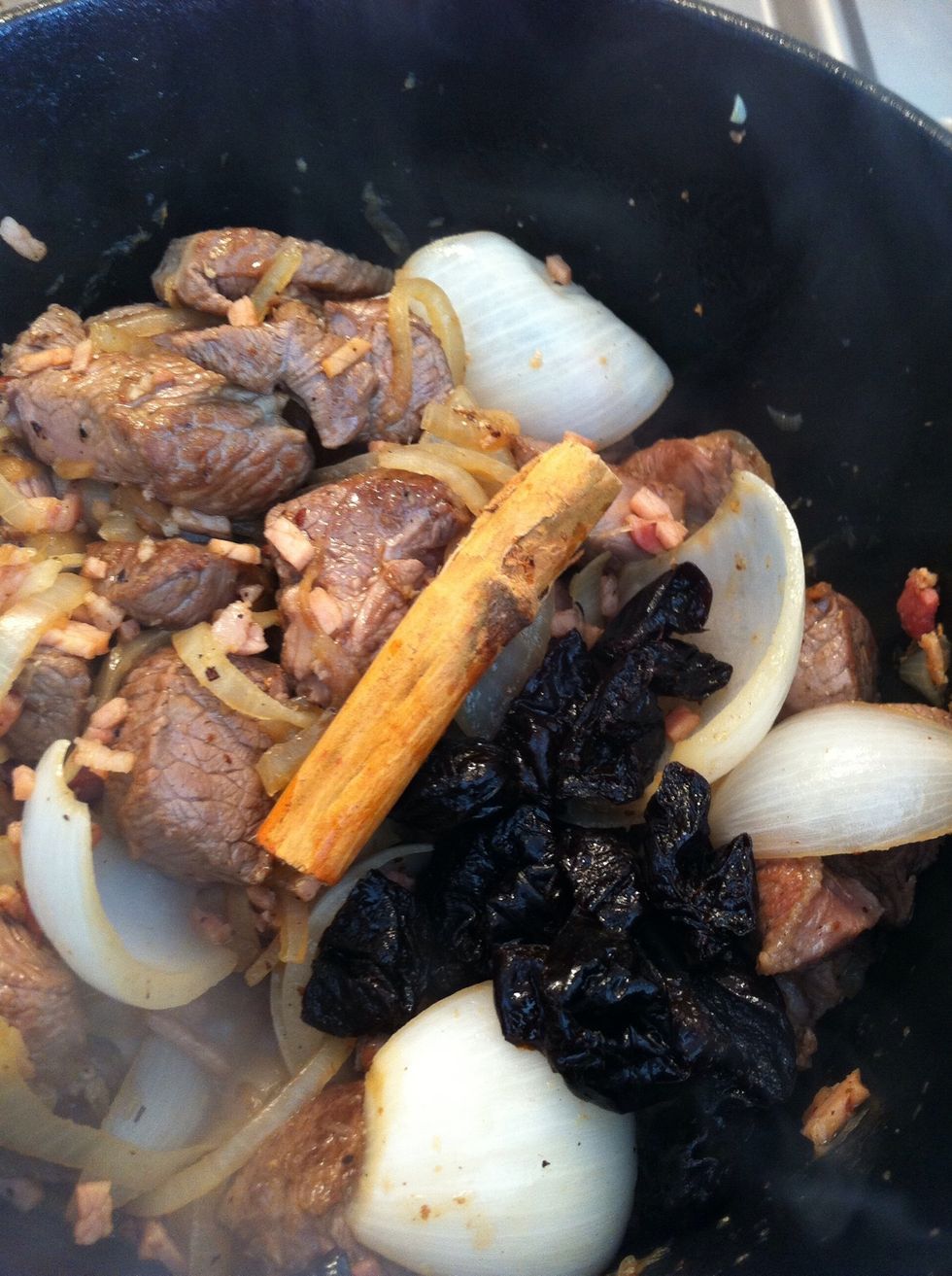 Add cinnamon, half of the prunes, ginger