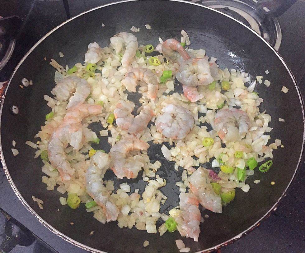 Add cleaned prawns