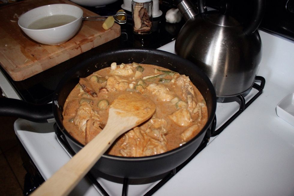 Add coconut milk, tamarind, galangal, okra and bamboo shoots over low heat for 15 minutes.