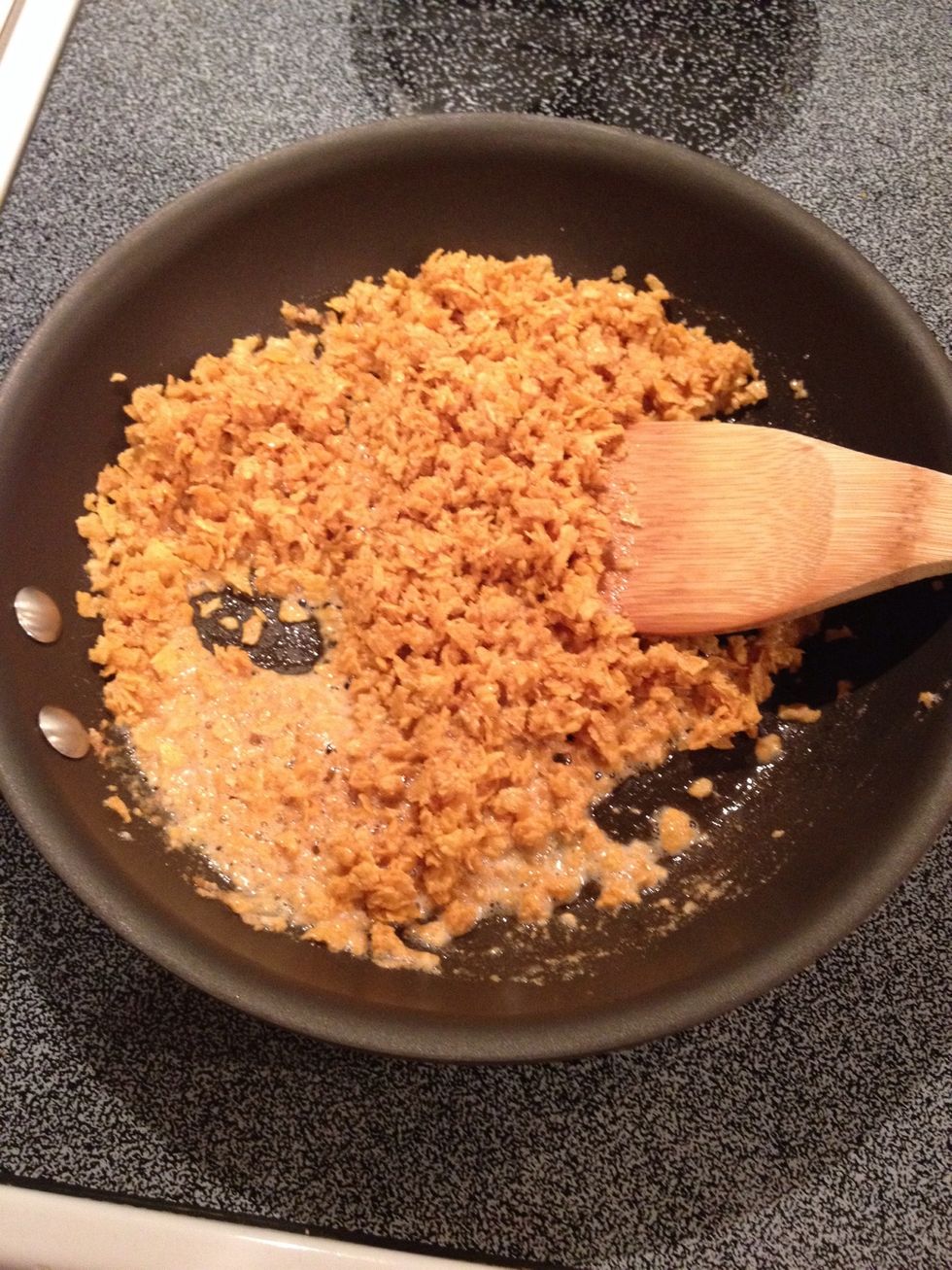 Add corn flakes and stir until butter is absorbed.