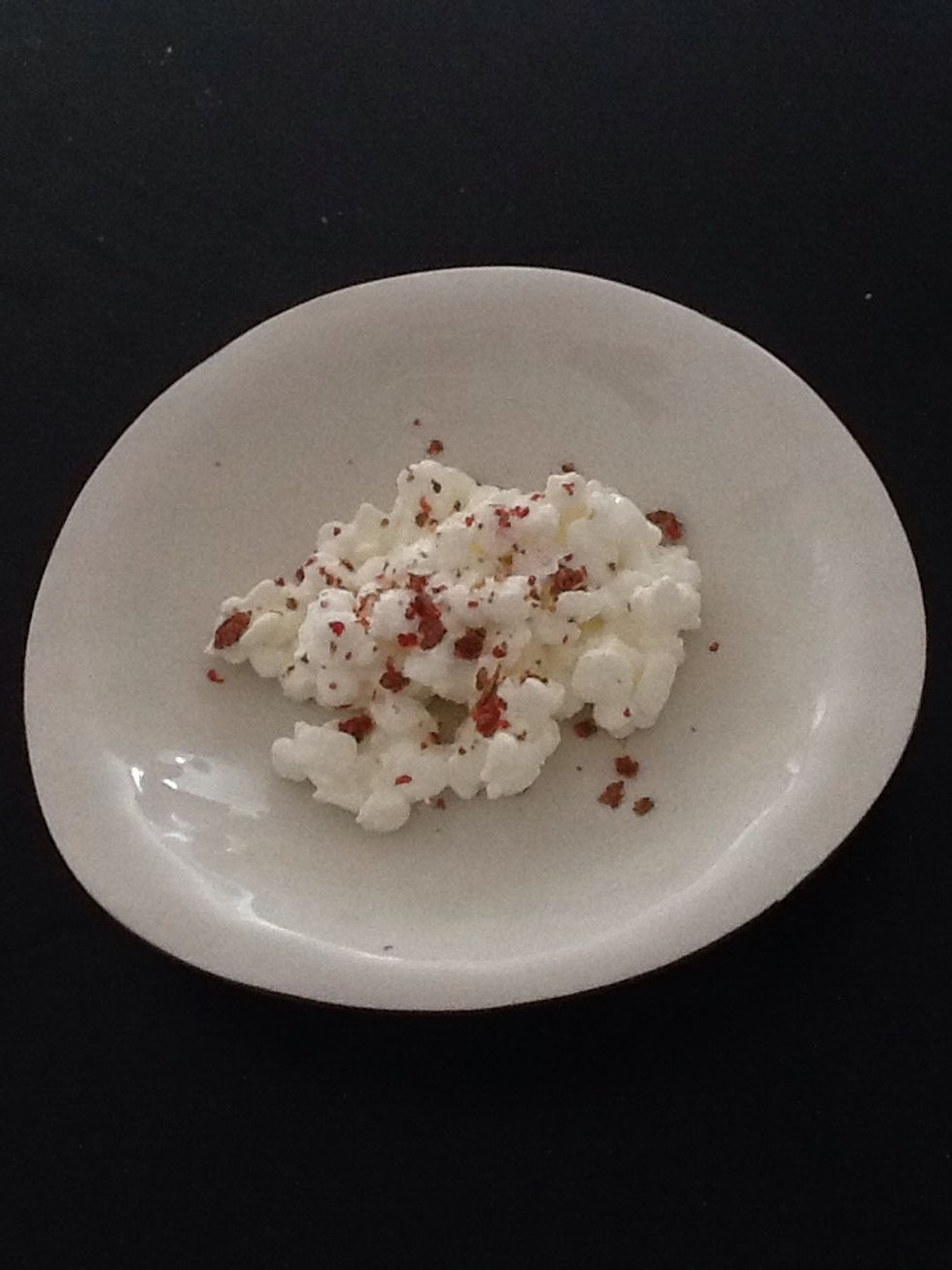 Add cottage cheese, some more grinded pink peppercorns and salt on a plate