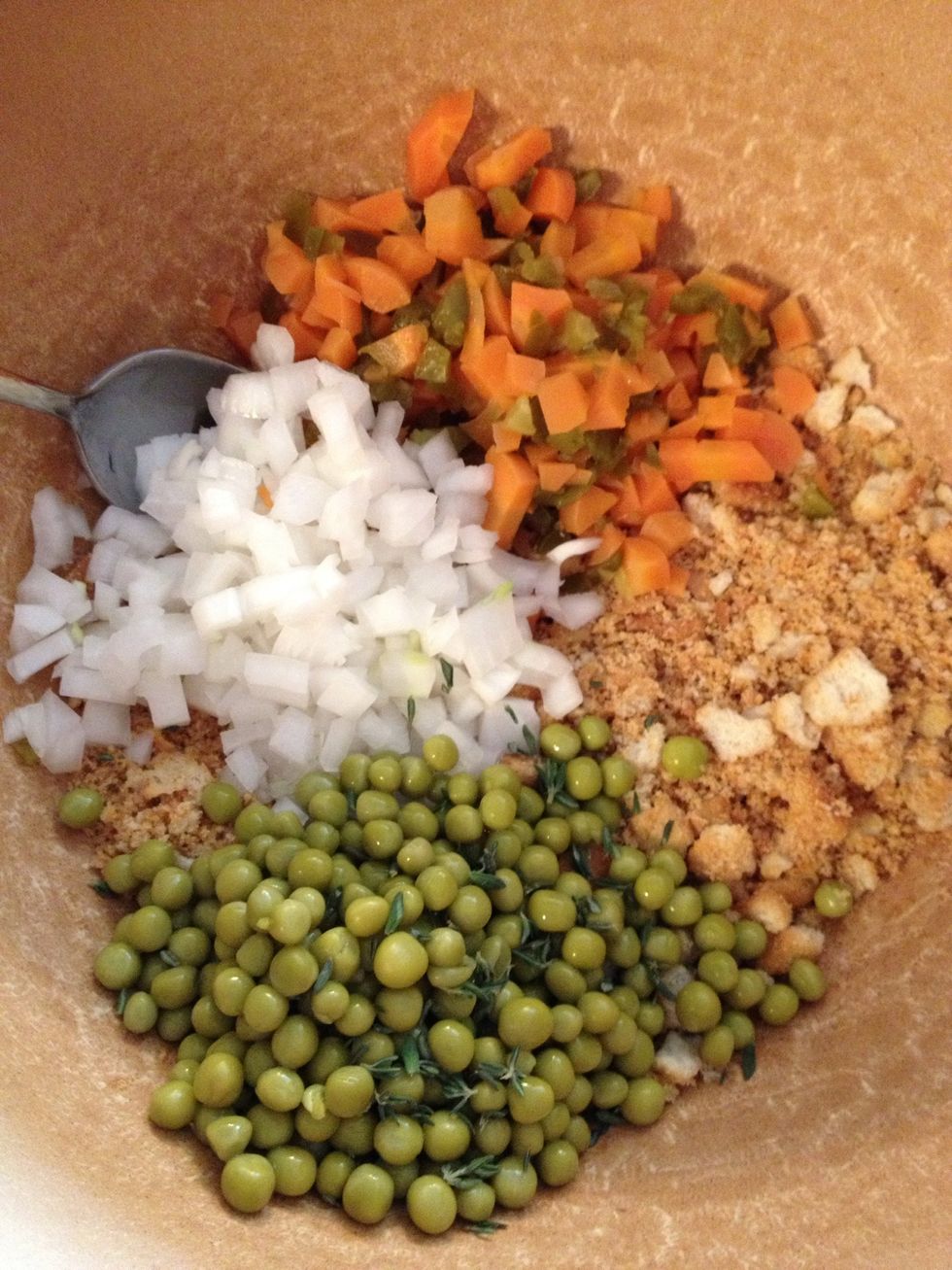 Add croutons, carrots, onion and peas. Stir to combine