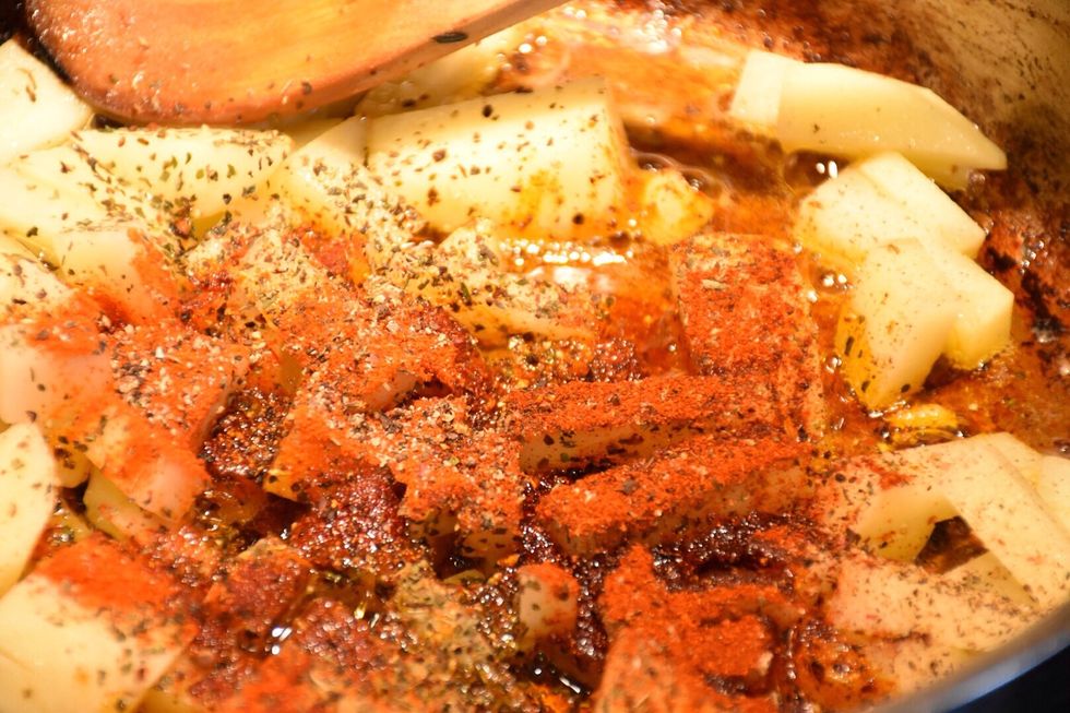 Add diced potatoes to bacon fat as well as dried basil, pepper and 1tbsp cayenne pepper.  Cook and stir over medium heat for 15min until potatoes are cooked.
