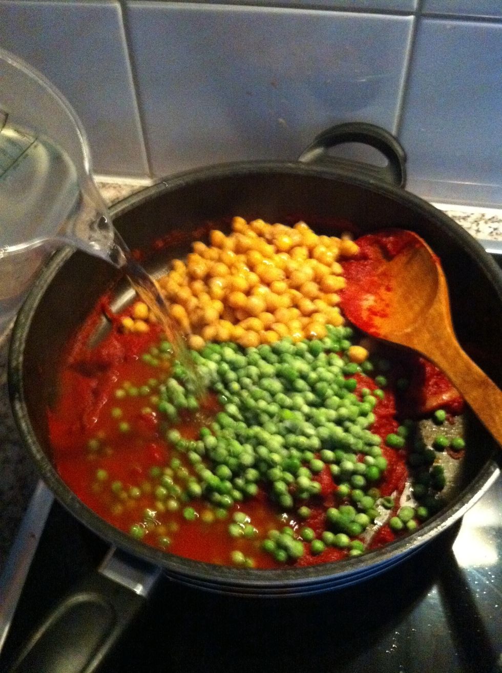 Add everything into the pan with the ingredients of the first step. The peas have to be laying under the boiling water.