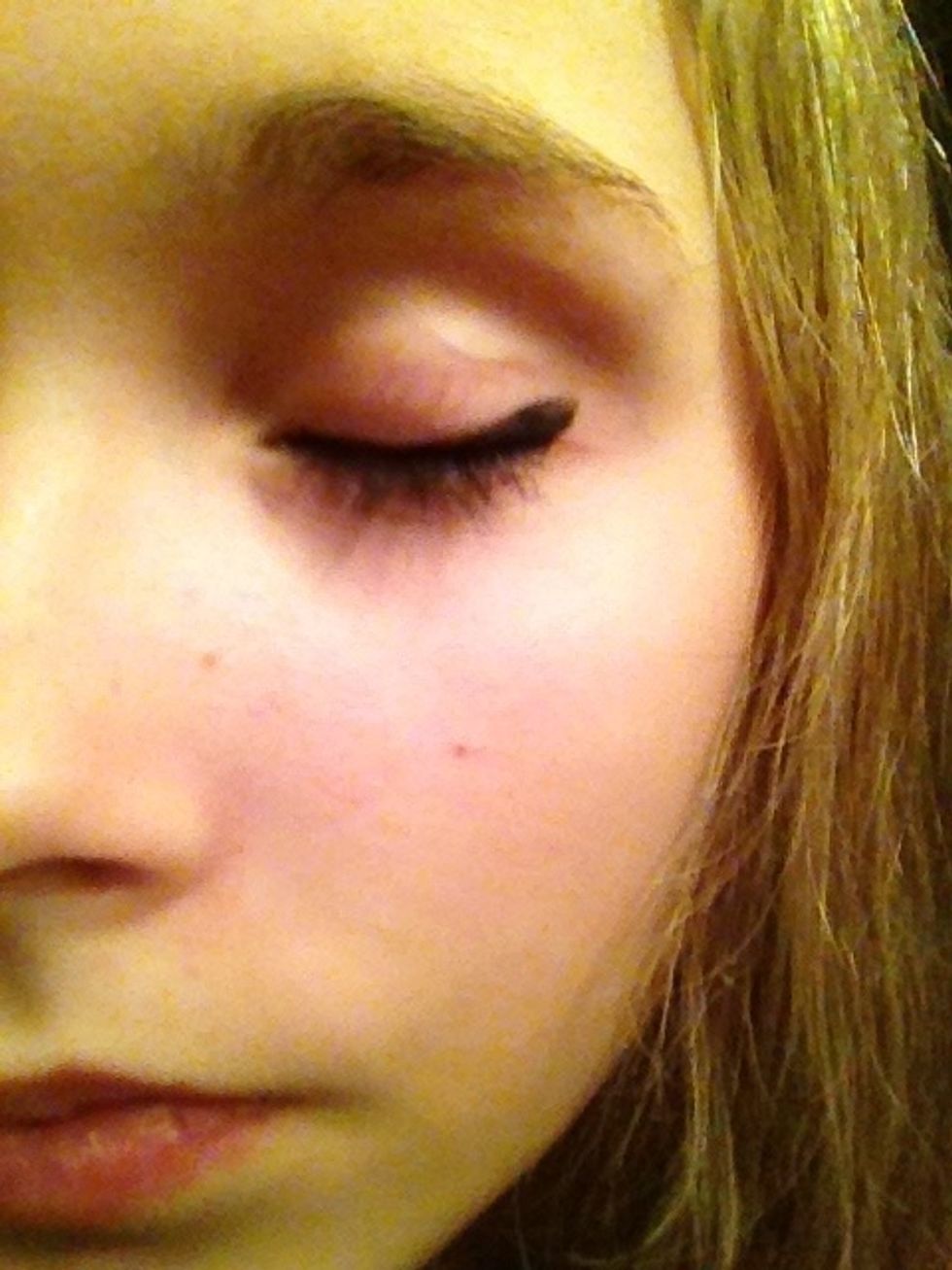 Add eyeliner on the top eyelid until it looks similar to this. I first go from the outside corner of my eye and aim in towards the end of my eye brow, then fill it in to the inner corner of your eye.