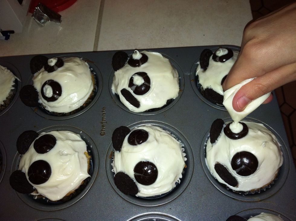 Add frosting for the white of the eye