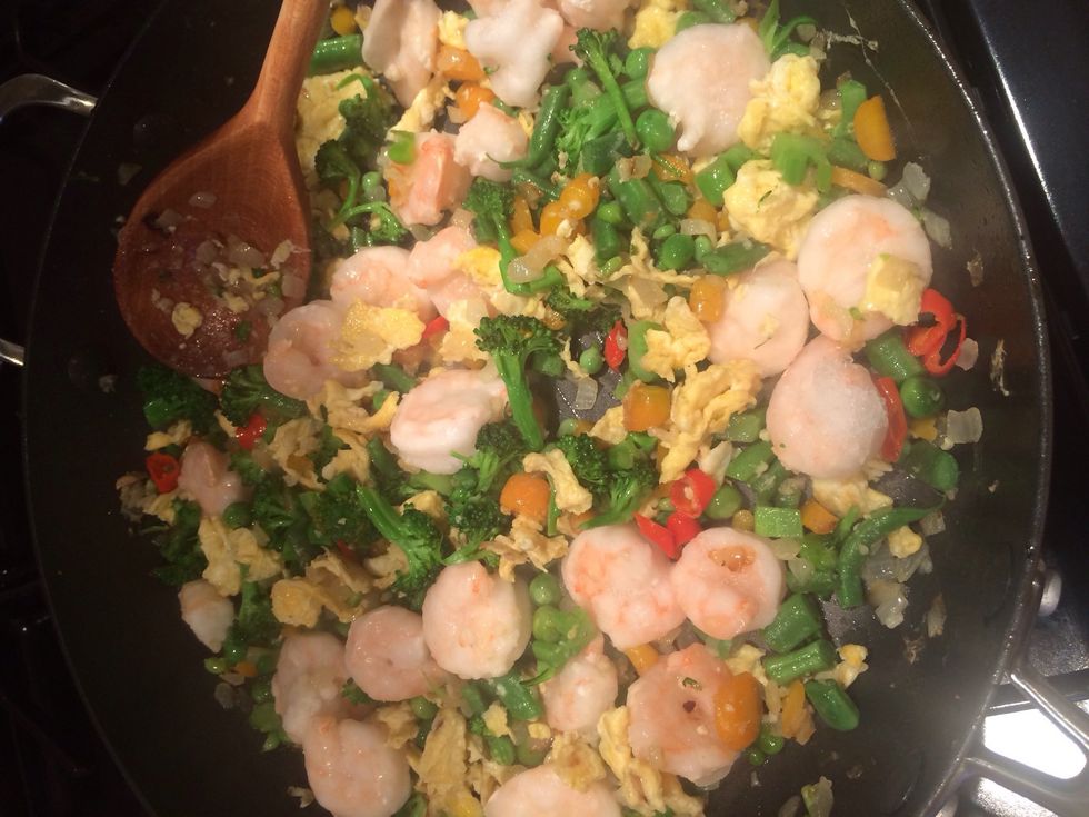 Add frozen prawns to mix, you can use fresh raw prawns too!turn off heat untill rice ready