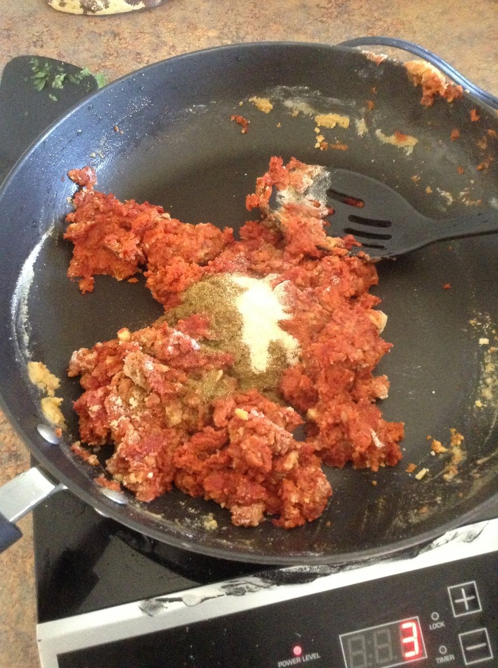 Add garlic powder to sauce pan