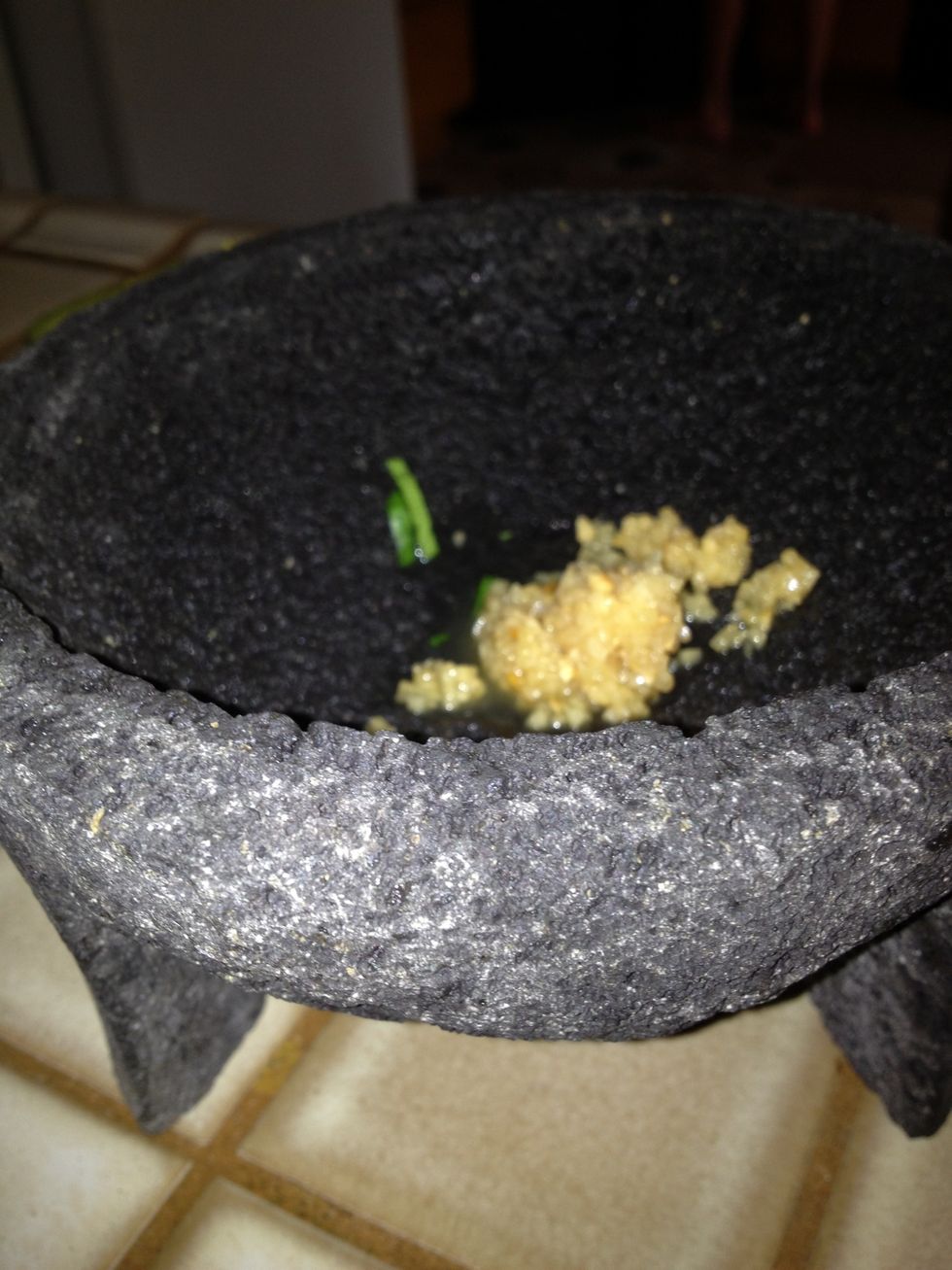 Add garlic to molcajete