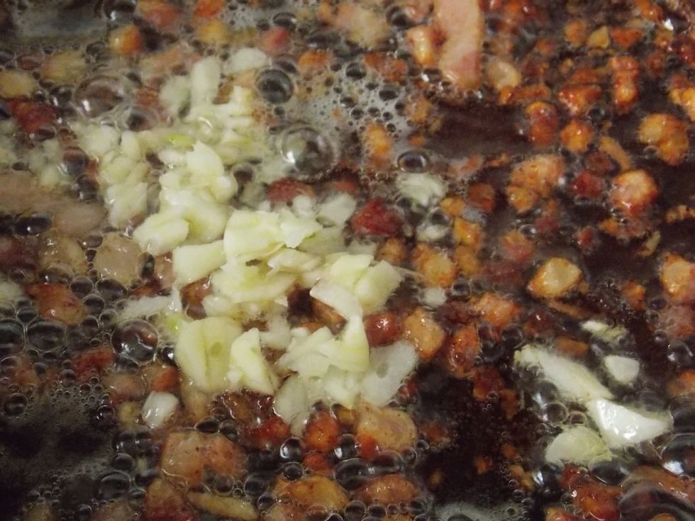 Add garlic to pancetta. Fry 1 minute or until fragrant.