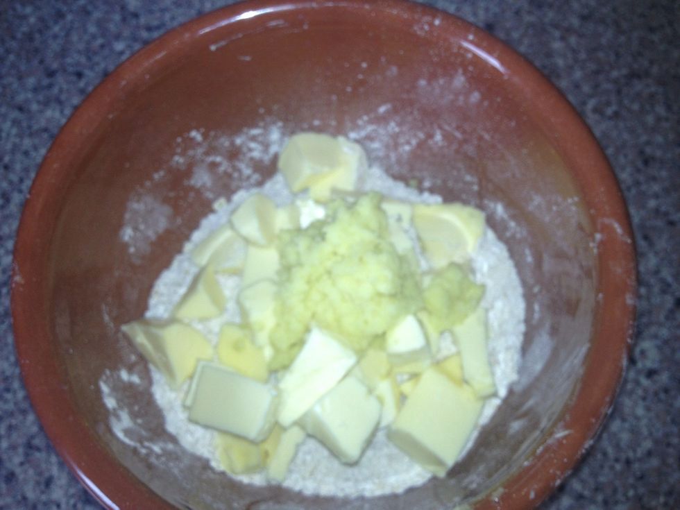 Add ginger to bowl. Also try with 2 tsp of cinnamon instead of ginger, or 2 tsp of coco powder