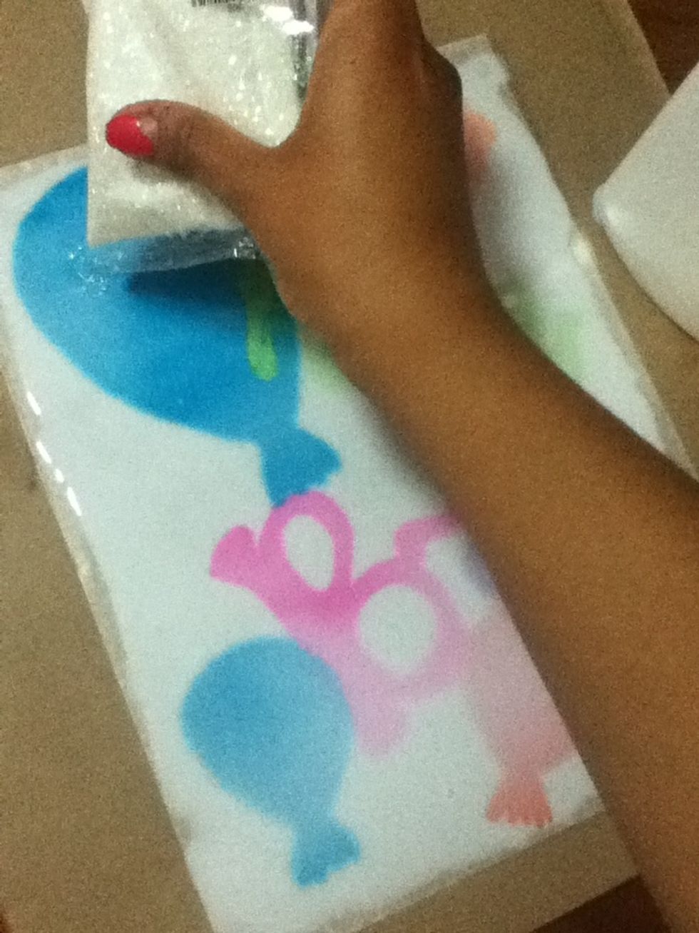 Add glitter in some specific places. I diced to put some in the balloons to make an effect of lighting. Then let dry.